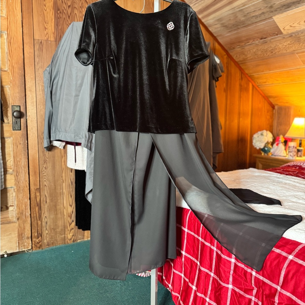 Black Velvet 2-Piece Pant Suit. Elegant Formal Evening Set Rhinestone Accent - Picture 6 of 6